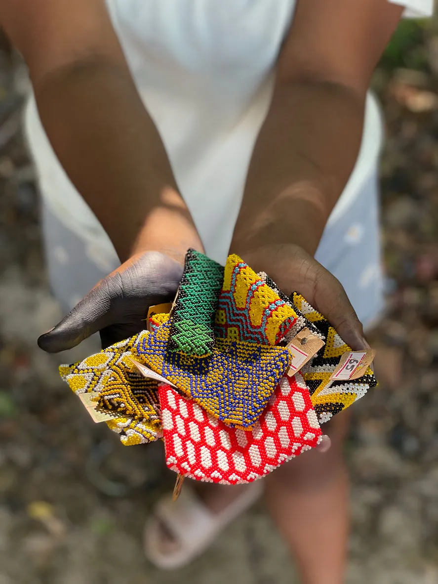 Foto mãos segurando produtos bordados feitos a mão