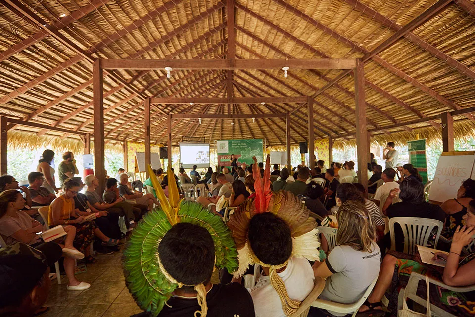 Reunião de indígenas com o grupo Origens